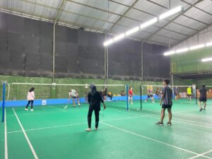 Meningkatkan Kebugaran Jasmani! Mahasiswa PPP BPI Adakan Badminton Bersama Klien IBM Tlogosari Kulon