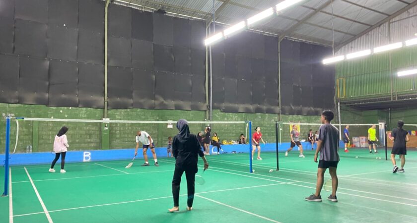 Meningkatkan Kebugaran Jasmani! Mahasiswa PPP BPI Adakan Badminton Bersama Klien IBM Tlogosari Kulon