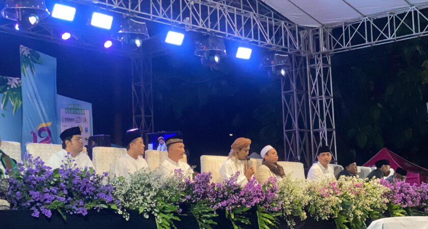 Semangat Berselawat, Jemaah Antusias Hadiri Peringatan Harlah PMI Fakultas Dakwah dan Komunikasi ke-12 di Lapangan UIN Walisongo