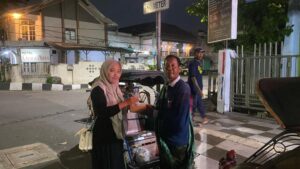 Sahur On The Road: Mahasiswa KPI dan Telkomsel Bagikan Paket Makan Sahur Bergizi