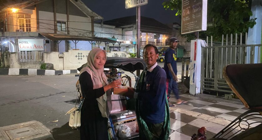 Sahur On The Road: Mahasiswa KPI dan Telkomsel Bagikan Paket Makan Sahur Bergizi