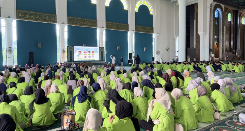 Menjejak Langkah Dakwah: Mahasiswa PMI, MHU, dan MD UIN Walisongo Pelajari Strategi Pengelolaan Masjid di Al Akbar Surabaya