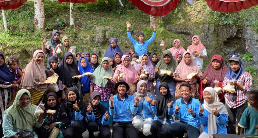 Mahasiswa KKDN UIN Walisongo dan AFKN Latih Warga Desa Offie Membuat Tempe