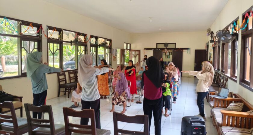 GERAK SEHAT, JIWA BAHAGIA: MAHASISWA BPI UIN WALISONGO DAMPINGI LANSIA PANTI HARAPAN IBU MELALUI SENAM RUTIN