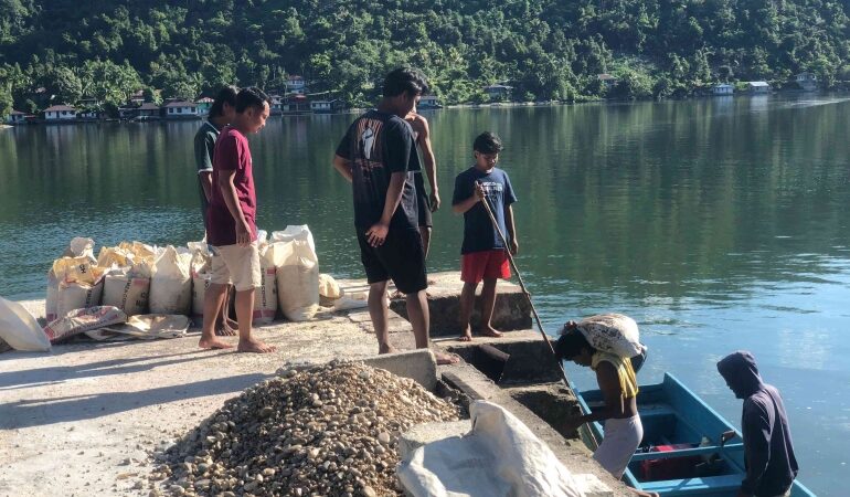 KKDN dan AFKN UIN Walisongo Gandeng Warga Bangun Gapura Dermaga Desa Offie