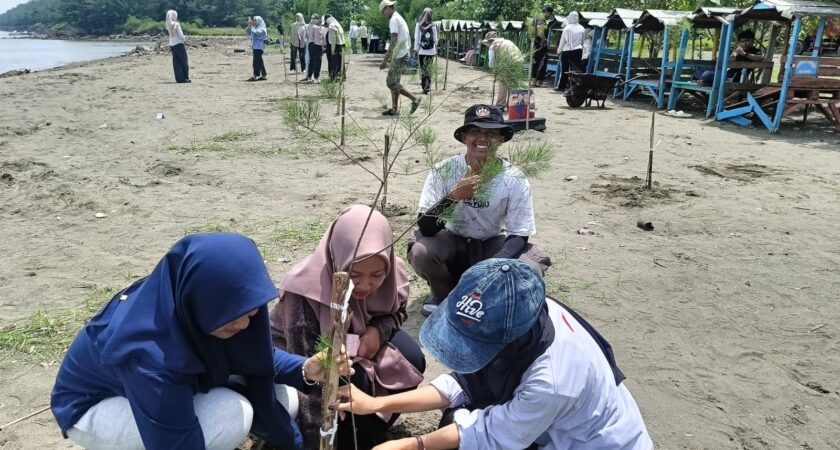 Jelang Hari Pahlawan, Gentara Ajak Ratusan Mahasiswa Lakukan Aksi Nyata Bersih Pantai dan Tanam Pohon di Pantai Maron