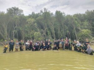 Purworejo Bonang Mantapkan Rehabilitasi Pesisir, Gandeng Komunitas Phylosopicture KPI UIN Walisongo Tanam Mangrove