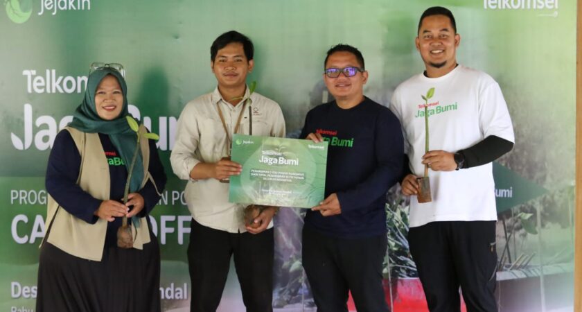 Dukung Kelestarian Pesisir, Telkomsel Gandeng Mahasiswa UIN Walisongo Menanam Mangrove di Kendal