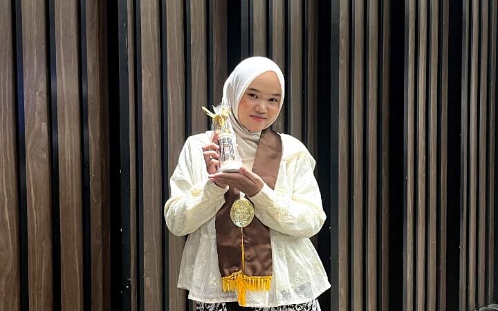 Teliti Komunitas Pecinta Alam Enak Tentrem Ora Mendem, Fairuz Miksalimna Jadi Lulusan Terbaik PMI UIN Walisongo