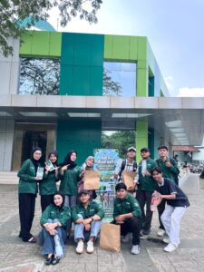 Tukar 30 Botol Plastik, Dapat Tumbler Premium! Mahasiswa Manajemen Dakwah UIN Walisongo Ajak Masyarakat Bergerak Selamatkan Lingkungan