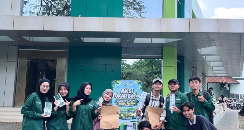 Tukar 30 Botol Plastik, Dapat Tumbler Premium! Mahasiswa Manajemen Dakwah UIN Walisongo Ajak Masyarakat Bergerak Selamatkan Lingkungan