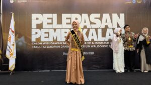 Rima Wisudawan Pertama di Keluarganya, Raih Wisudawan Terbaik KPI