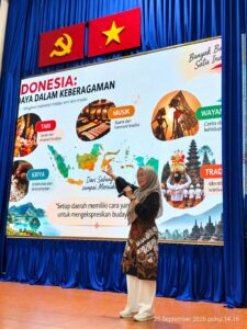 Dosen FDK UIN Walisongo Bangun Komunikasi Antarbudaya melalui Bahasa dan Seni Tari dalam Visiting Lecturer di Vietnam